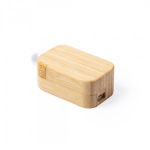 Cascos inalámbricos bluetooth en caja de madera. Auriculares en caja de bambú